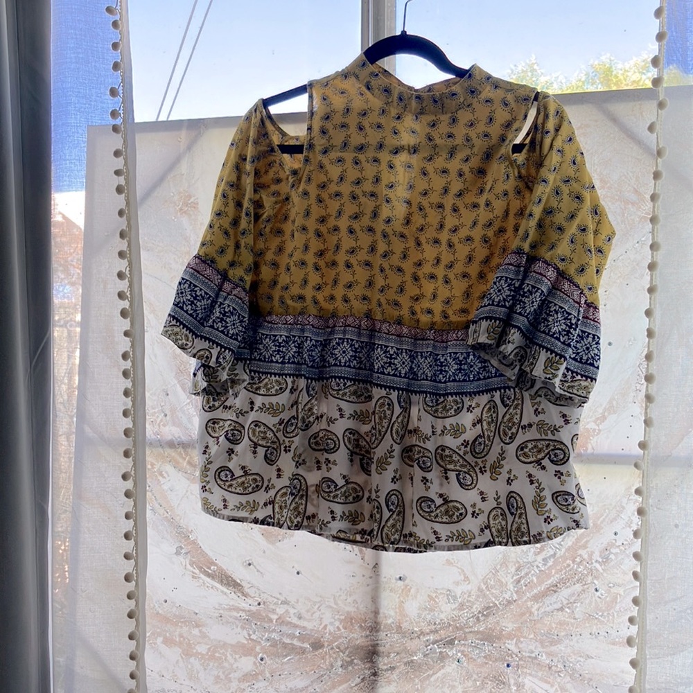 Multi pattern cold shoulder 3/4 sleeve shirt.